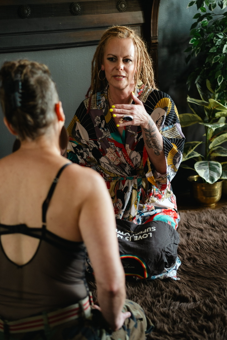 Marta Kagan working face to face with a woman during a session