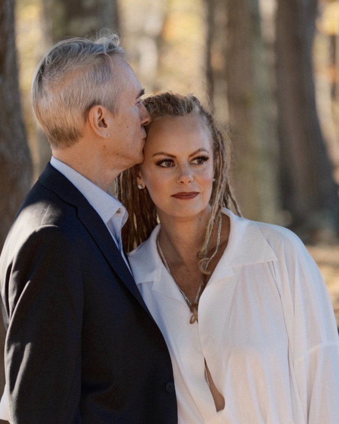 Marta Moran with her husband Keith kissing her forehead